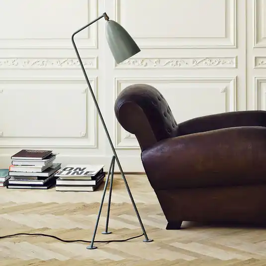 Gubi Gräshoppa driepoot vloerlamp, grijs